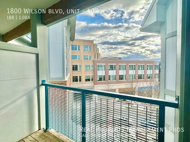 Building Photo - Walk to Rosslyn Metro! Bright and Spacious...