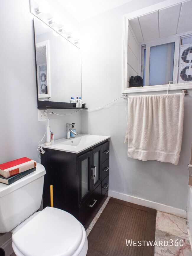 Building Photo - 2611 W Cortland St