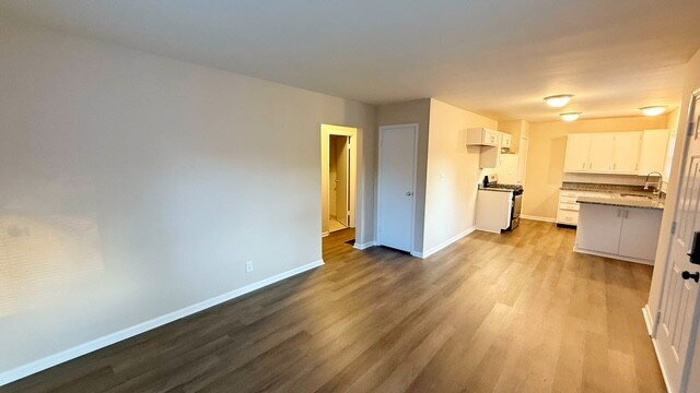Building Photo - NORTH EAST SIDE 2 BEDROOM WITH BASEMENT!  AVAILABLE NOW!