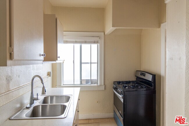 Building Photo - 661 Shatto Pl
