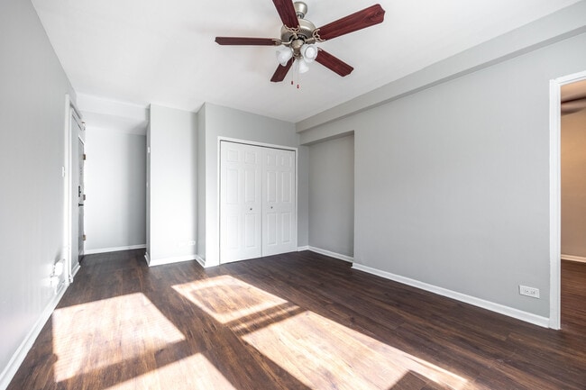 Building Photo - 1140 N La Salle Dr