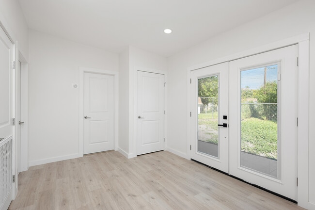 Building Photo - 66 E Ringgold St