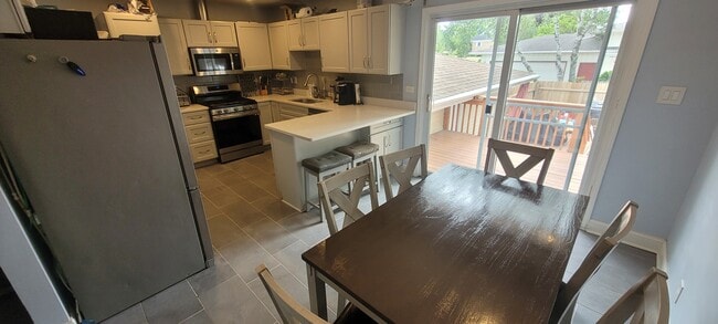 Building Photo - 9536 Elmwood Dr