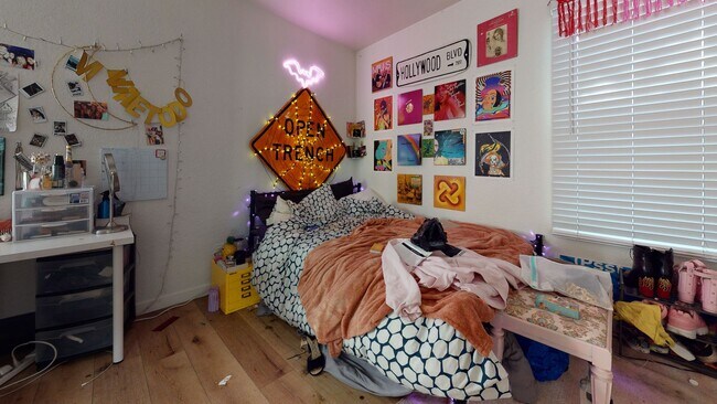 Building Photo - Corner lot on Mary Lane!