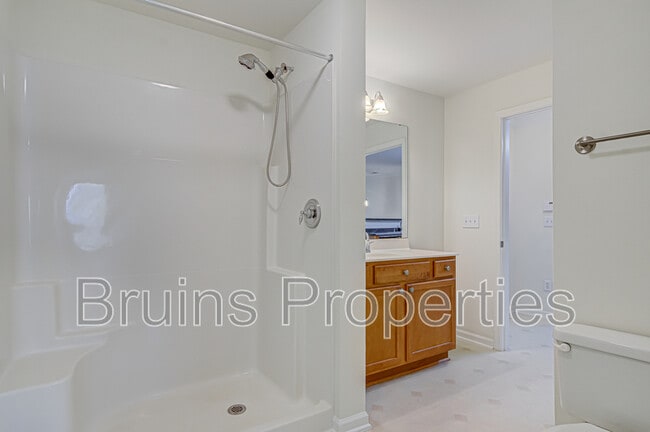 Building Photo - 7104 W Friendly Ave