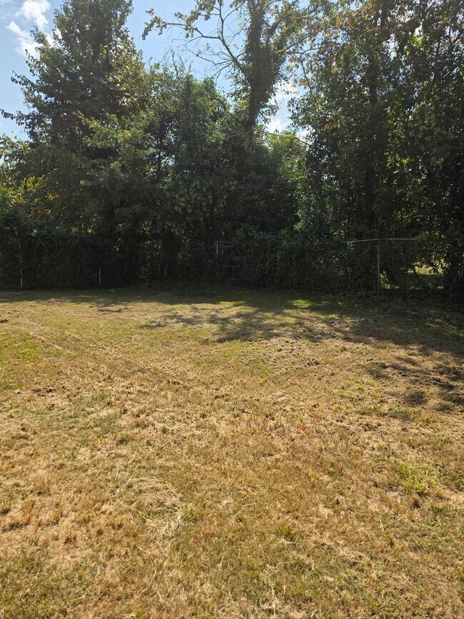 Building Photo - 3/4 BR  Brick ranch