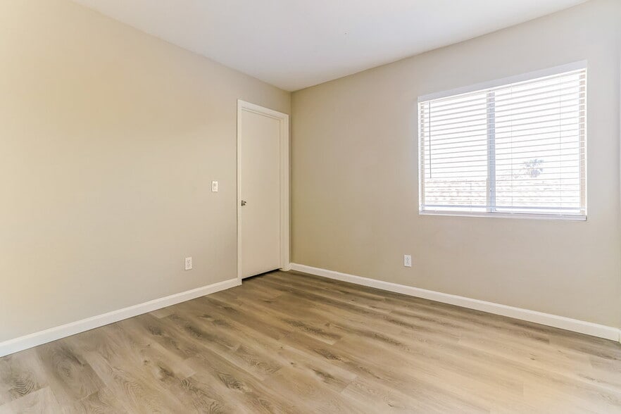 Building Photo - 12031 W Dahlia Dr