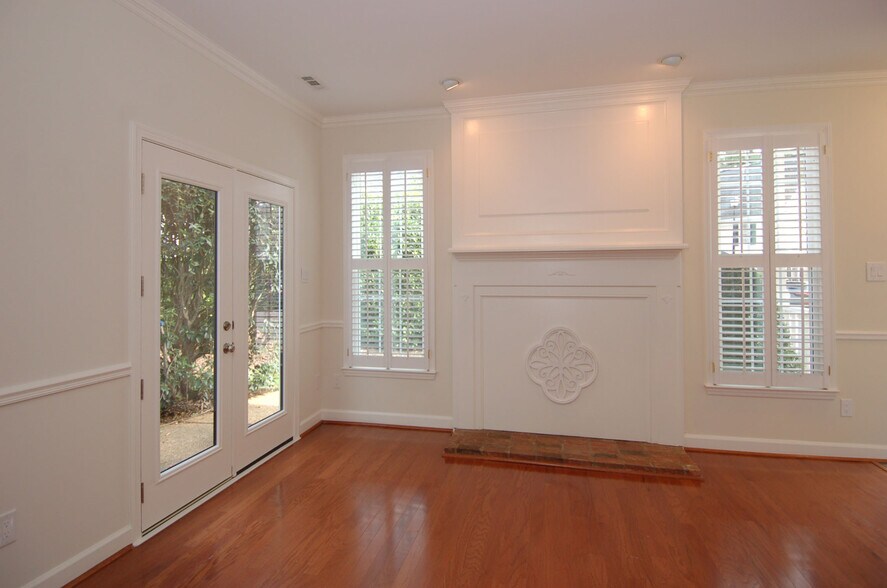 Building Photo - 1651 Village Glenn Dr