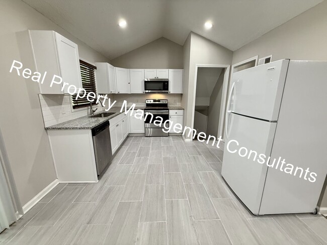 Building Photo - Charming 3 Bed Home with Modern Updates in...