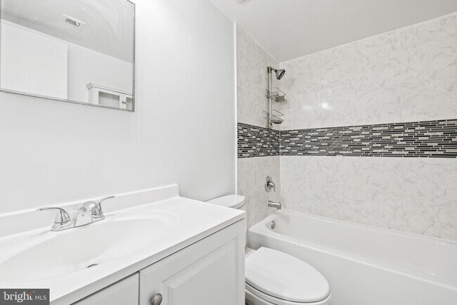 Building Photo - 9812 Kingsbridge Dr