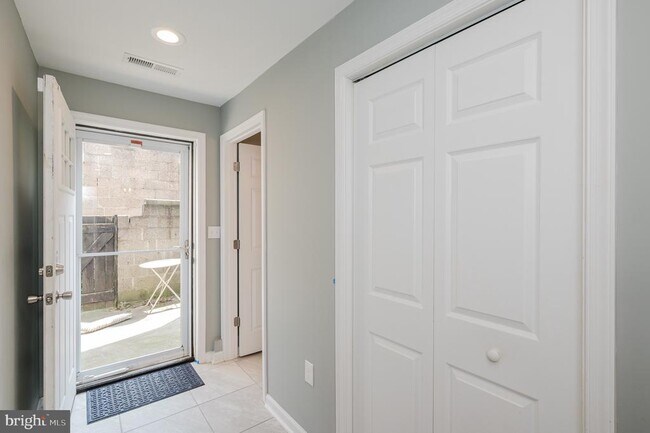 Building Photo - 917 Baylis St