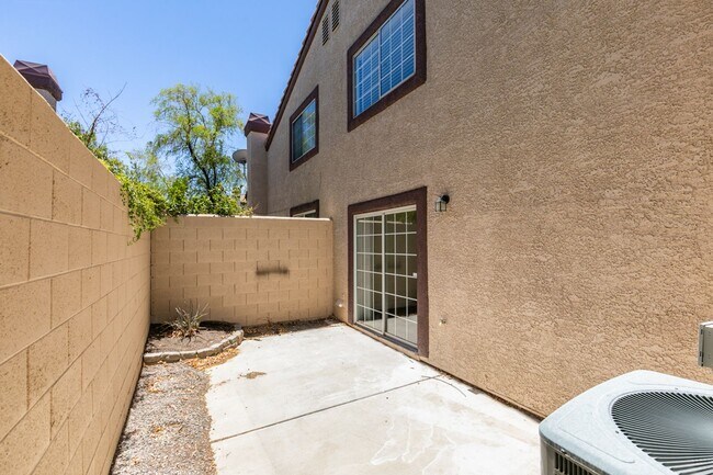 Building Photo - Modern 2-Bedroom Green Valley Townhome