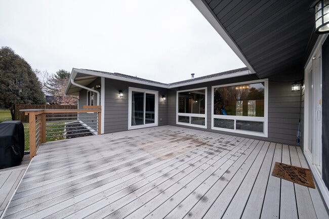 Building Photo - 9513 Briar Cir