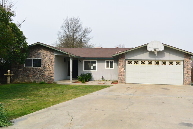 Building Photo - 3 Bedroom Home in Northwest Visalia off of...