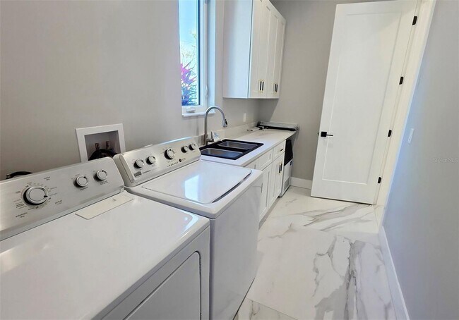 Building Photo - Bold Sarasota Bay Luxury Custom Home, 5 beds/4 baths, Private pool.