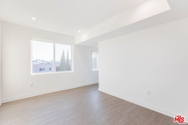 Building Photo - 843 Wilcox Ave
