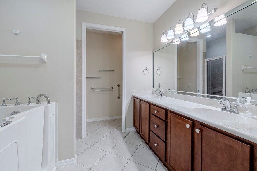 Master Bathroom - 427 Pineapple Sq SW