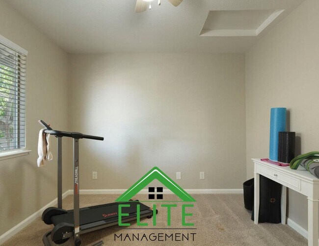 Building Photo - Spacious 4-Bedroom, 3-Bath Home in Desirab...