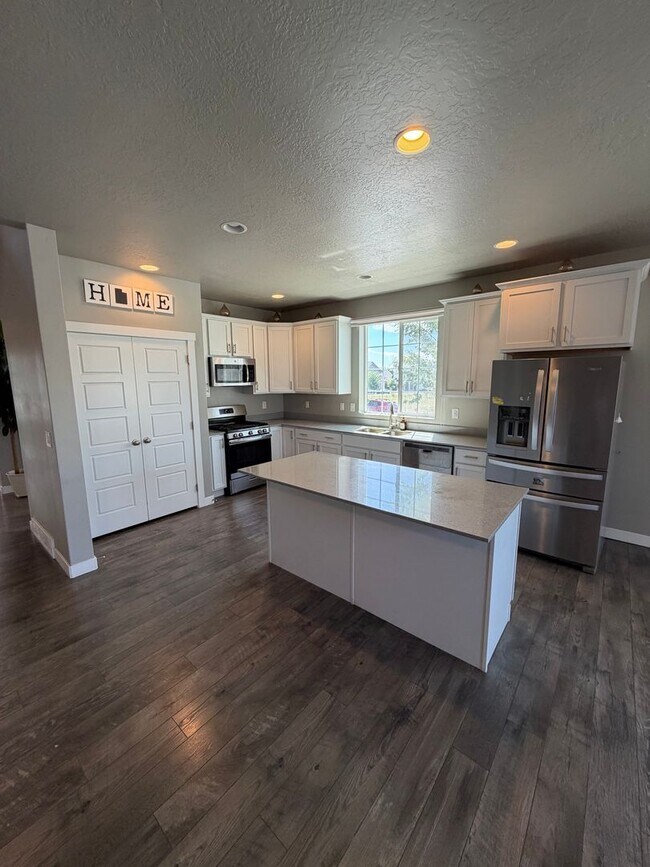 Building Photo - Beautiful 5-Bedroom Home in Lehi - Plenty of Storage!