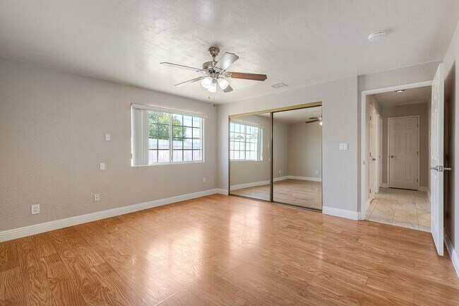 Building Photo - Three bedroom two bath home- fenced yard! - Castle Park