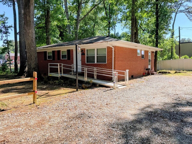 Building Photo - 200 Parthenia Dr