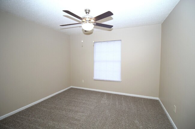 Building Photo - 3 bed 2 bath home with 2 car garage and Fl...