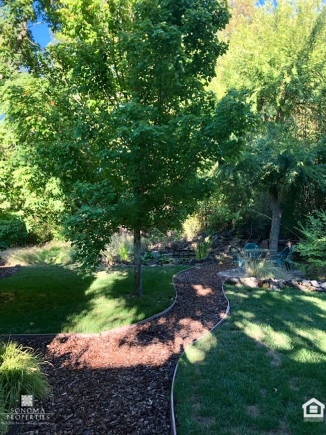 Building Photo - Inviting 3BD/2BA Home in Glen Ellen