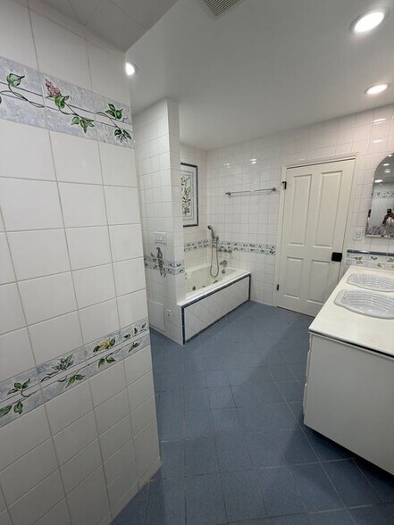 Building Photo - 5301 Dubois Ave