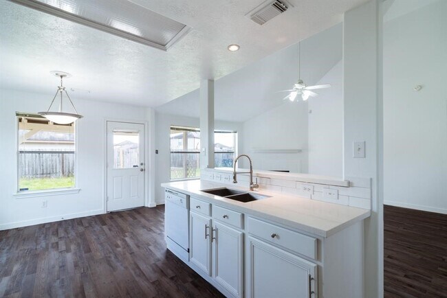 Building Photo - 2707 Troy Dr
