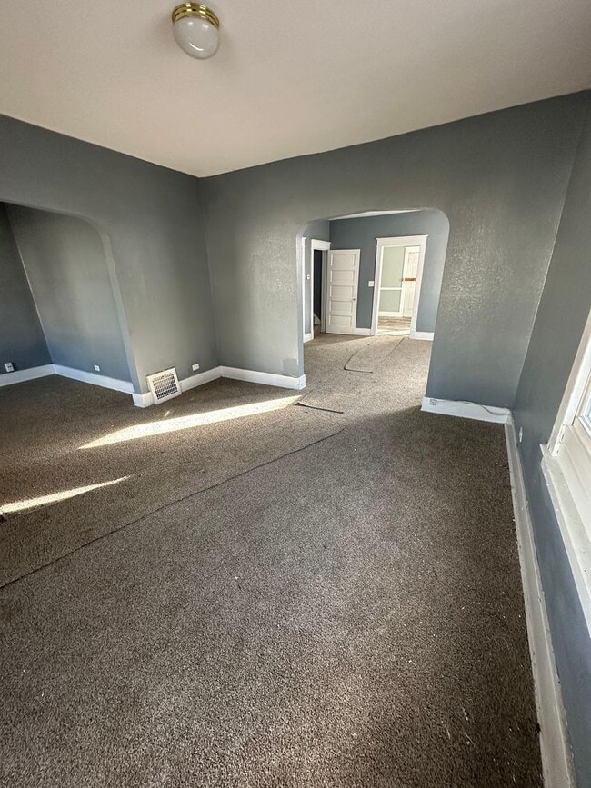 Building Photo - 5 Bedroom 1 Bath