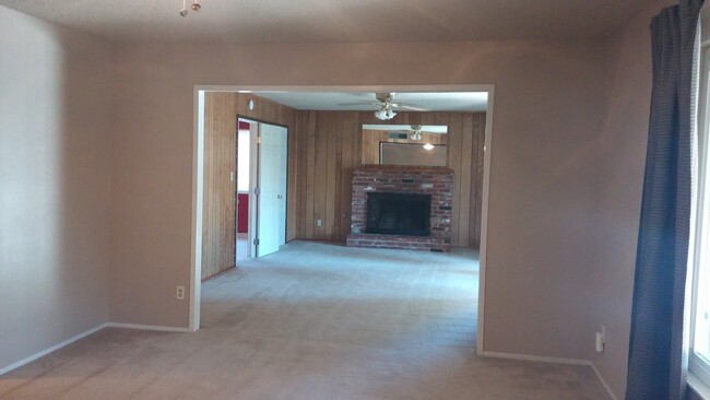 Building Photo - Headliner home. Near schools, shopping & a...