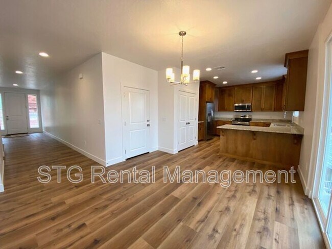 Building Photo - 438 N Stone Mountain Dr