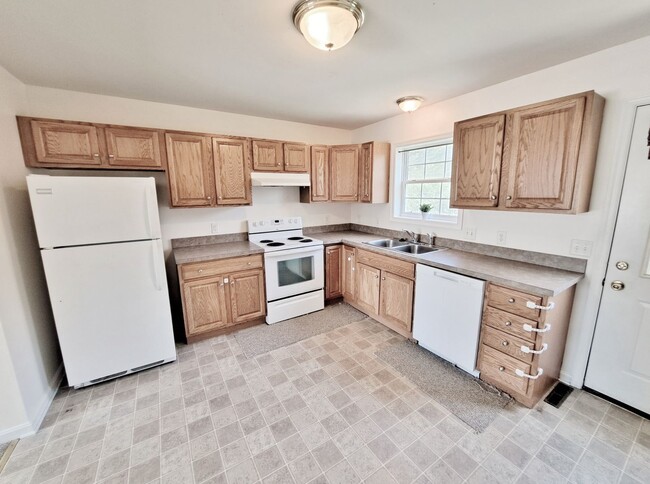 Building Photo - 2 Bed / 1-1/2 Bath Townhome