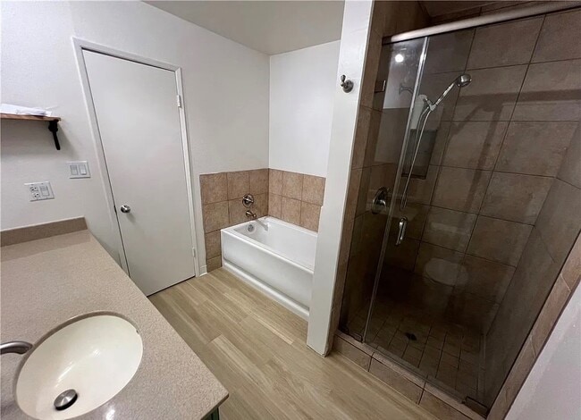 Building Photo - 55 Knolls Crescent