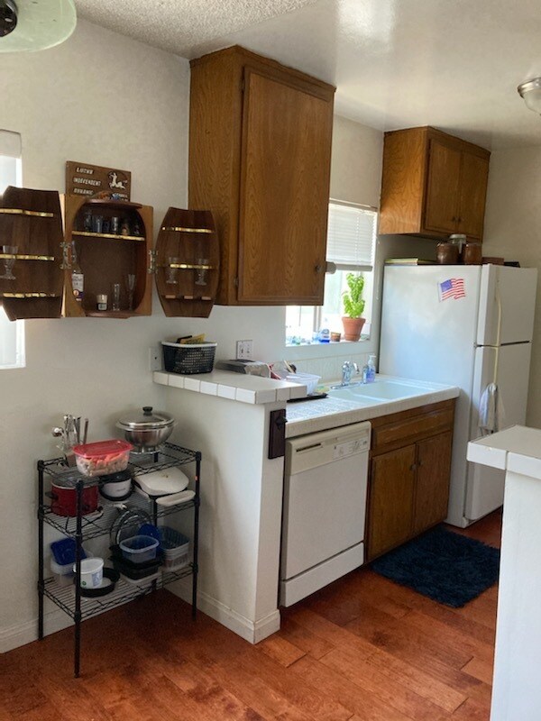 Kitchen - 32 18th Ave