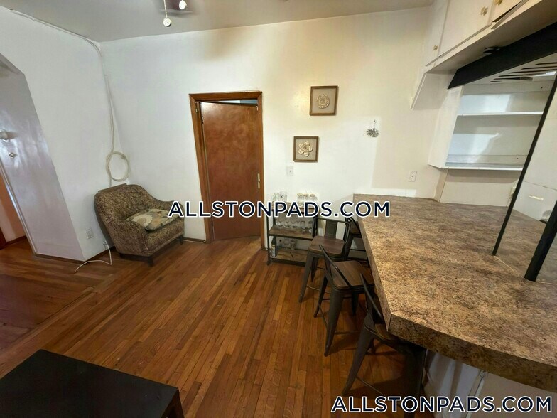 Building Photo - 46 Park Vale Ave