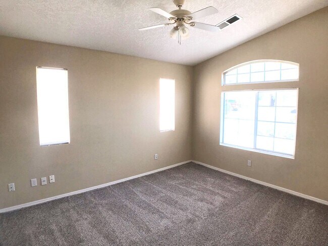Building Photo - Spacious 3BR/2BA Home in Ventana Ranch wit...