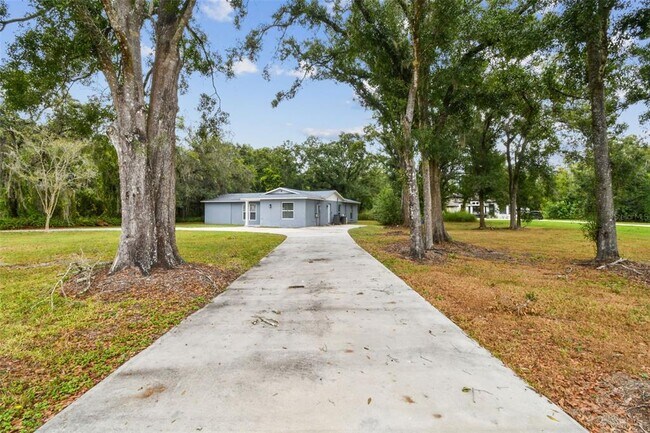 Building Photo - 6005 Lakeside Dr