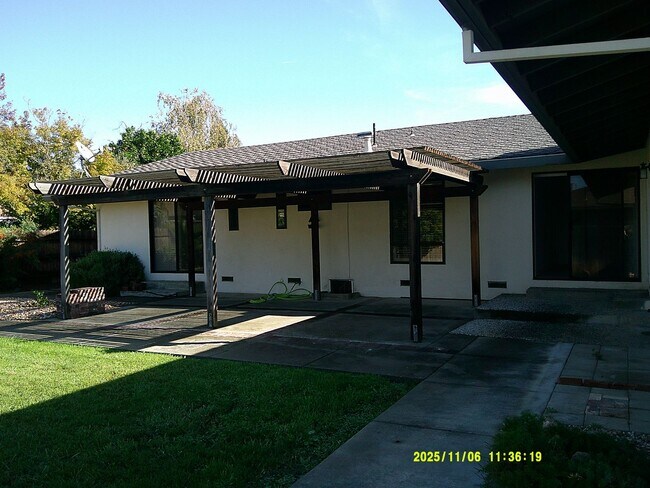 Building Photo - 390 S Almond St