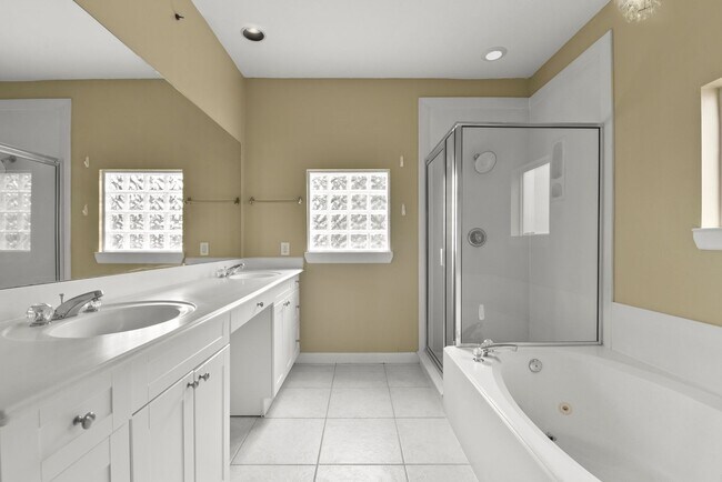 Building Photo - Charming 3-Bed, 2.5-Bath Home in the Heart of the Heights with Spacious Yard & Prime Location