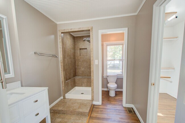 Building Photo - 200 Cynthia Dr