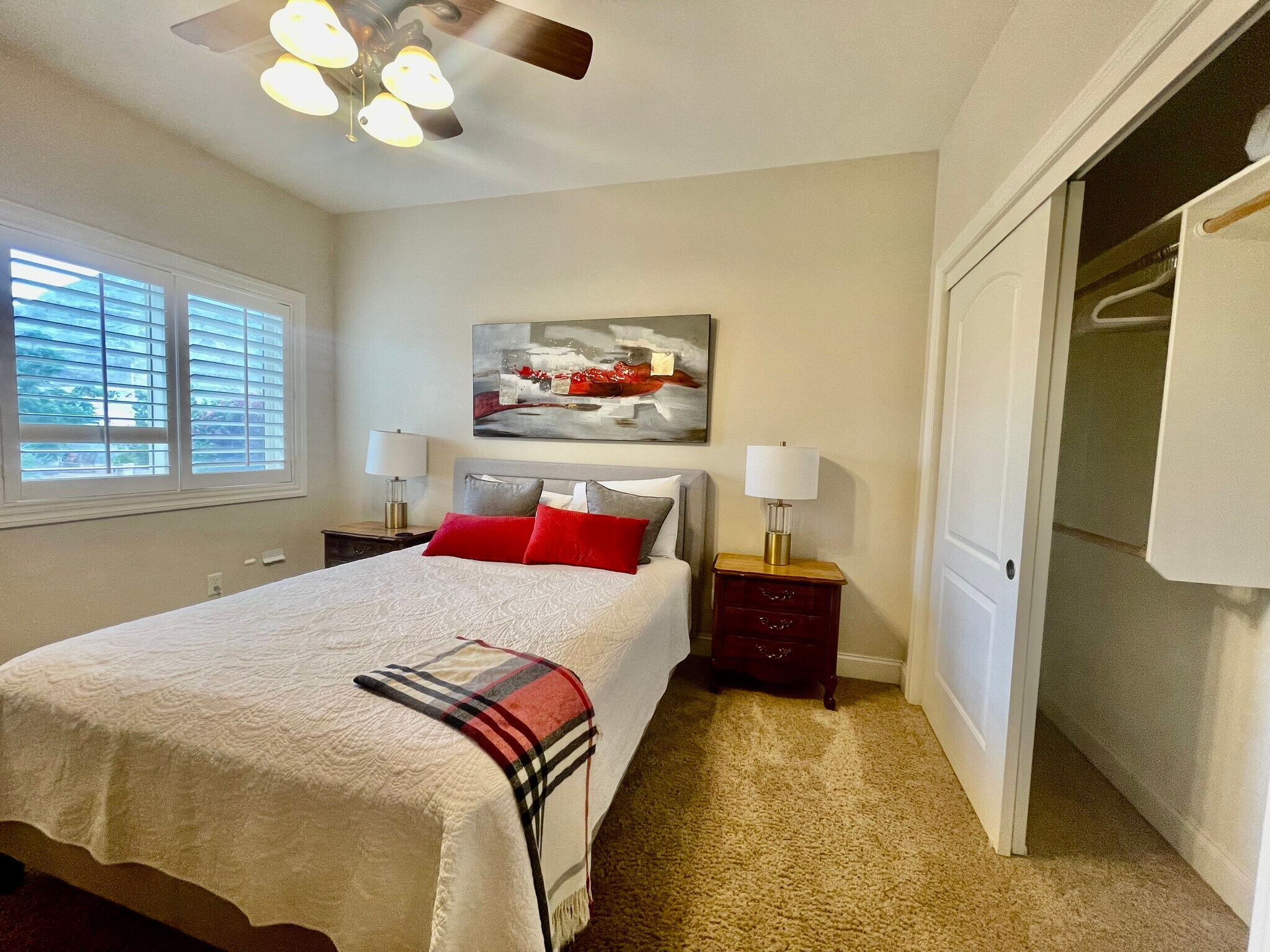 Building Photo - 331 W Sherwood Dr