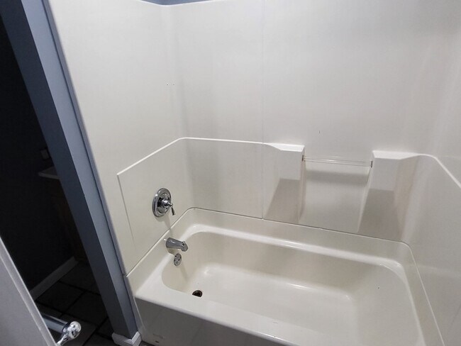 Building Photo - 33 Baldwin St