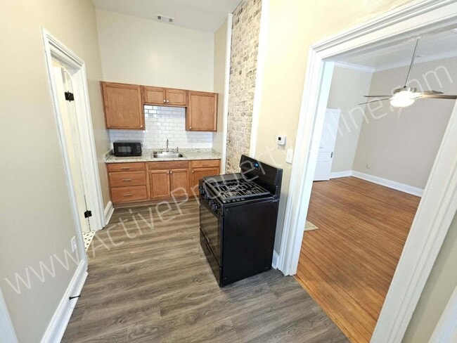 Building Photo - 195 College St