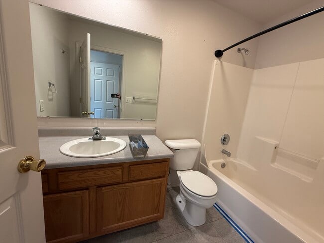 Building Photo - 913 Cardinal Dr