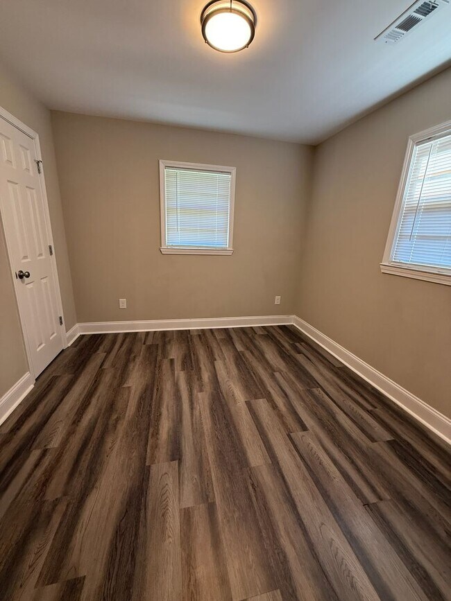 Building Photo - Charming 4 Bedroom Home located in Histori...