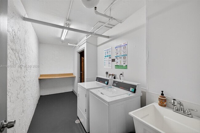 Building Photo - 3100 W Rolling Hills Cir