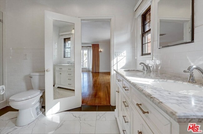 Building Photo - 165 N Las Palmas Ave