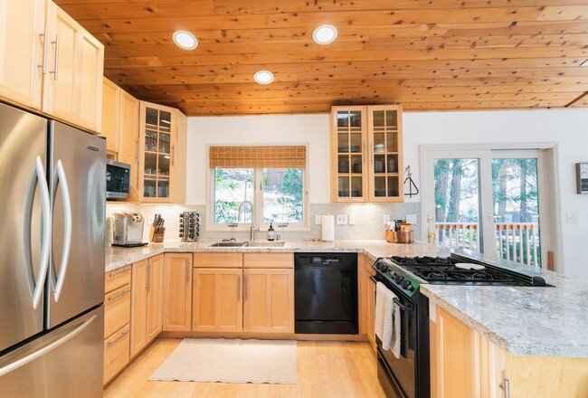Building Photo - Stunning Lodge Near Beautiful Lake Gregory
