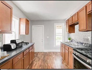 Building Photo - 1213 NE Lowry Ave